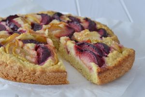 crostata morbida di susine sfornata