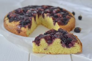 fetta di crostata morbida ai frutti di bosco sfornata