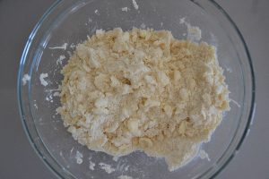 preparazione della crostata morbida ai frutti di bosco