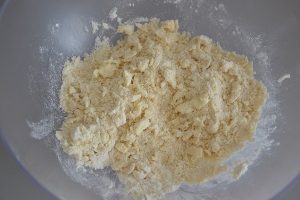 preparazione della crostata morbida di susine