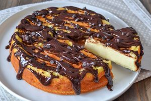 torta cremosa tiramisù servita