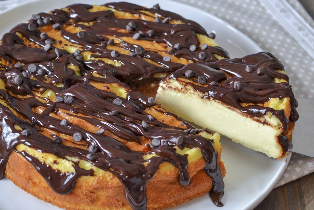 torta cremosa tiramisù servita con caffè