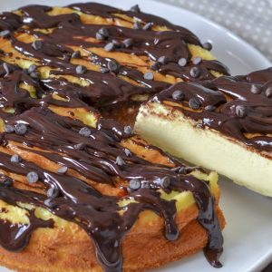 torta cremosa tiramisù servita con caffè