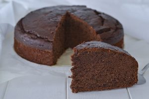fetta di torta di cachi e cacao morbida