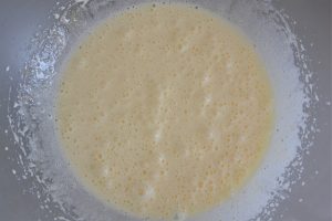 preparazione della torta ai cachi e gocce di cioccolato