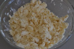 preparazione della torta di mele e more