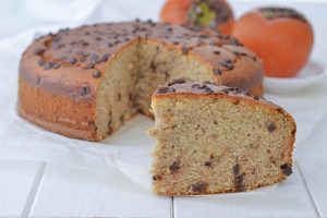 torta ai cachi e gocce di cioccolato fondente