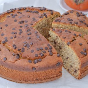 torta ai cachi e gocce di cioccolato fondente sfornata