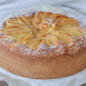 torta di mele cotogne sfornata