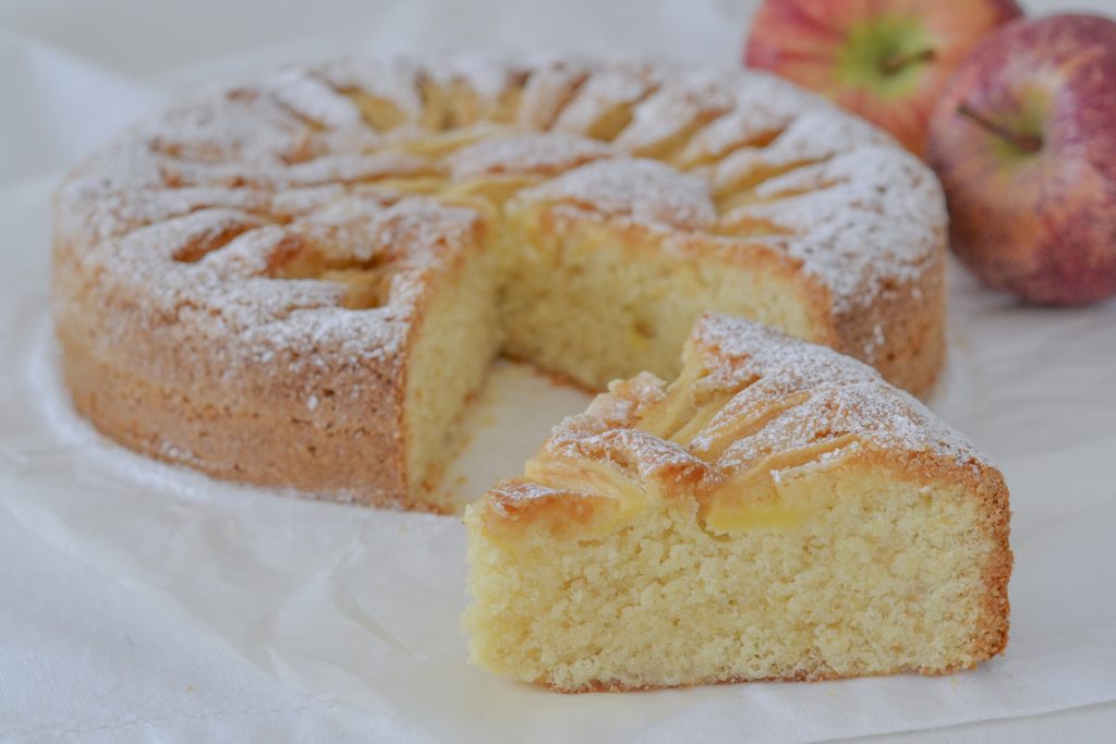 torta di mele e mandorle sfornata