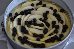 torta di mele e more da infornare