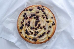torta di mele e more sfornata