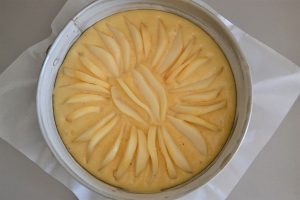 torta di pere e nocciole da infornare