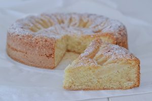 torta di pere e nocciole con zucchero a velo