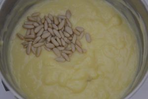 crema con pinoli per ciambella della nonna