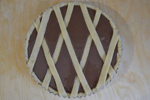crostata al cocco e cioccolato da infornare
