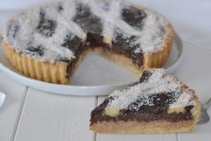 fetta di crostata al cocco e cioccolato