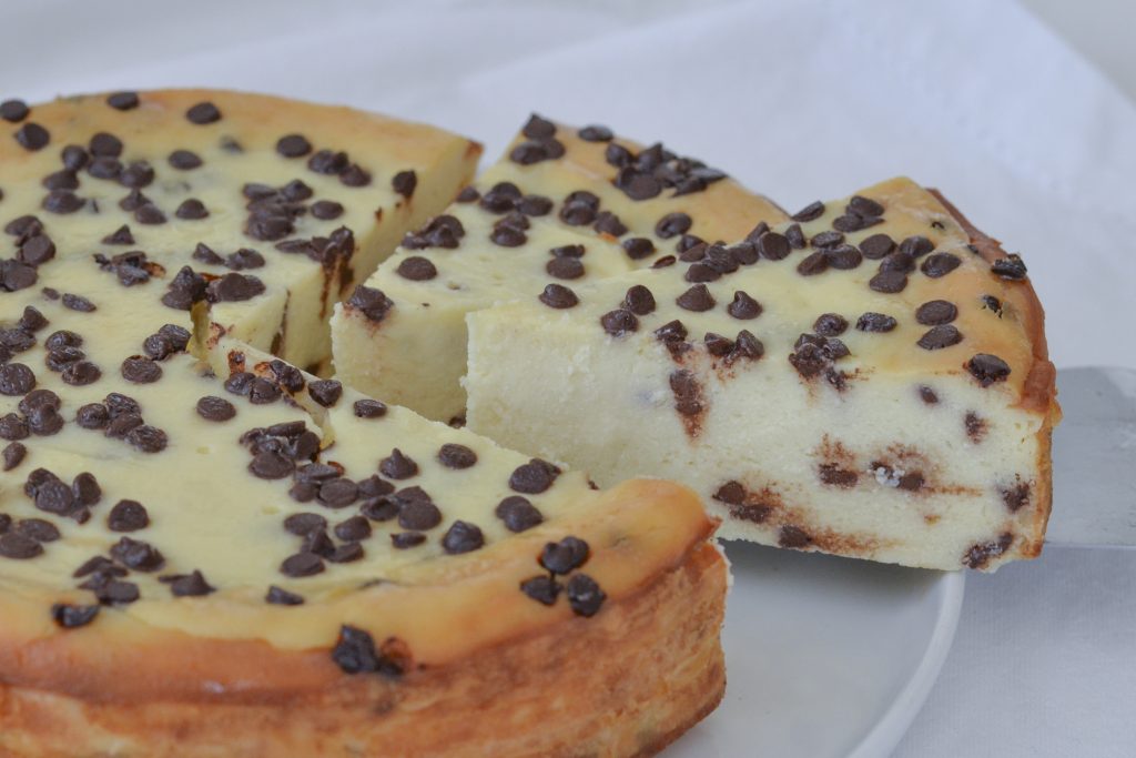 fette di torta cremosa alla ricotta con gocce di cioccolato fondente