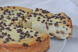 fette di torta cremosa alla ricotta con gocce di cioccolato fondente