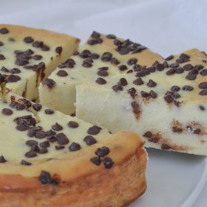 fette di torta cremosa alla ricotta con gocce di cioccolato fondente