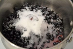 preparazione del ripieno della torta versata con confettura