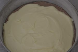 preparazione della torta cremosa al mascarpone e cioccolato
