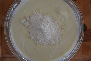 preparazione della torta cremosa alla ricotta con gocce di cioccolato