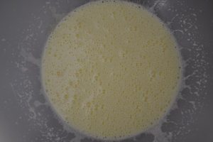 preparazione della torta di pere rovesciata