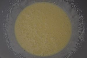 preparazione della torta versata con confettura