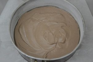 primo strato di torta cremosa al mascarpone e cioccolato