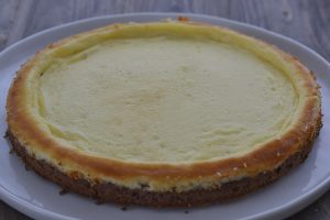 torta cremosa al mascarpone e cioccolato sfornata