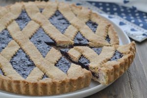 crostata di grano saraceno e mirtilli servita