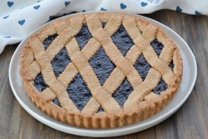 crostata di grano saraceno e mirtilli sfornata