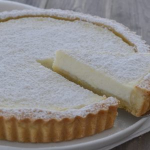 crostata di ricotta al limone servita