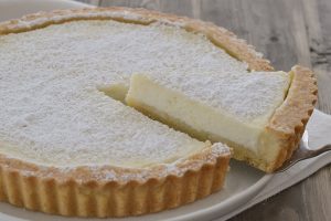 crostata di ricotta al limone sfornata