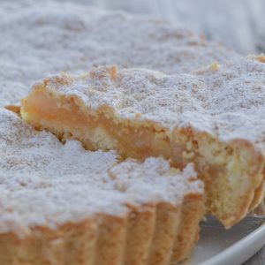 fetta di crostata di mele e pere