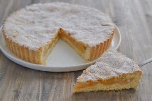 fetta di crostata di mele e pere sfornata