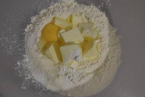 preparazione della crostata di ricotta al limone