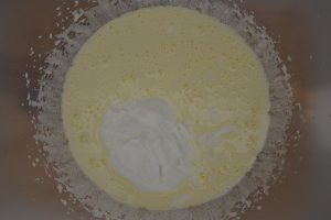 preparazione del plumcake al cioccolato bianco