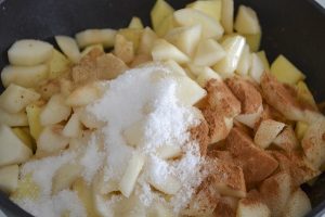 preparazione del ripieno della crostata di mele e pere