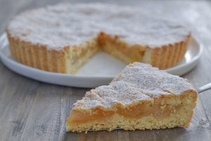 primo piano della fetta della crostata di mele e pere