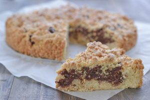 fetta di sbriciolata di datteri e frutta secca