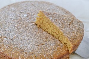 fetta di torta di pandoro servita
