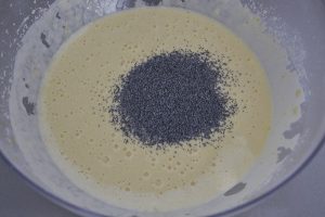 impasto del plumcake all'arancia e semi di papavero