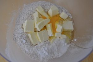 preparazione della crostata integrale con crema di castagne