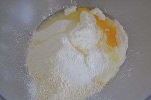 preparazione della sbriciolata di datteri e frutta secca