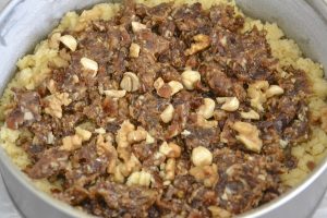 sbriciolata di datteri e frutta secca da infornare