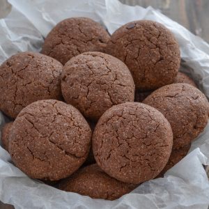 biscotti al cacao con gocce di cioccolato fondente sfornati