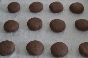 biscotti al cacao con gocce di cioccolato da infornare