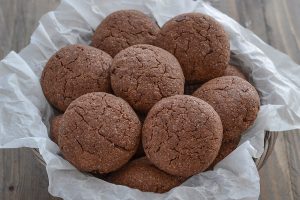 biscotti al cacao con gocce di cioccolato sfornati